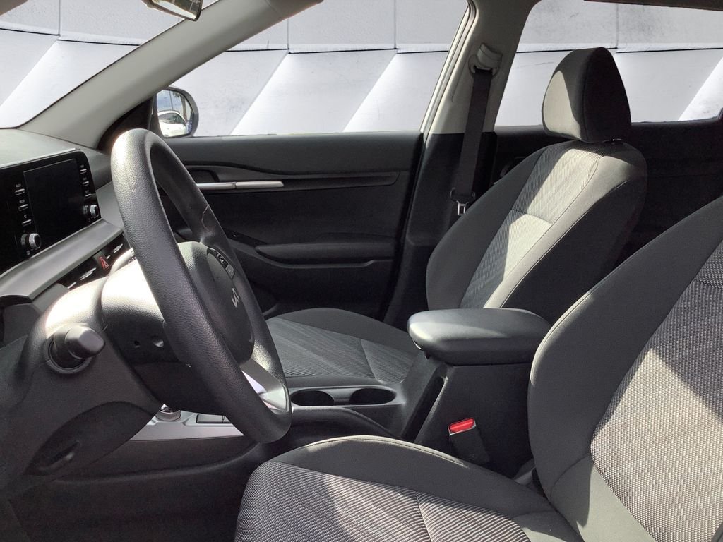 Used 2025 White Kia LX image 7