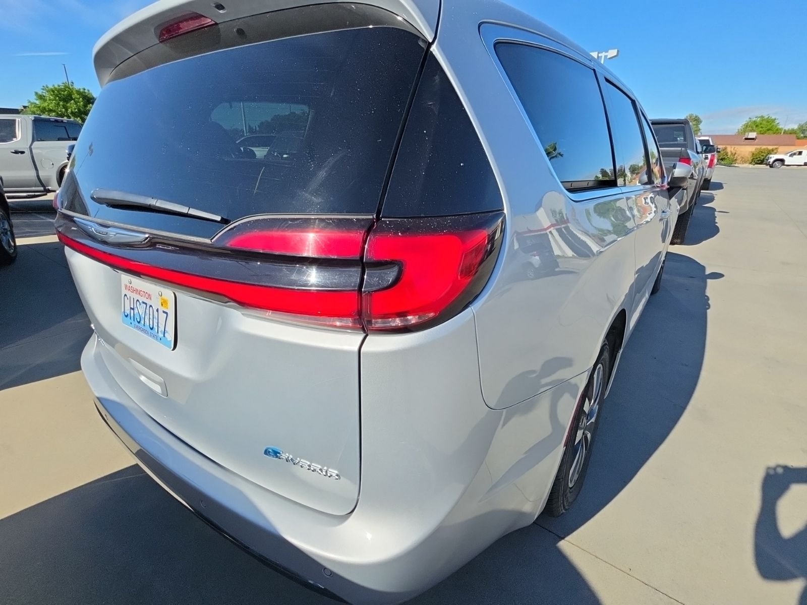 2023 Chrysler Pacifica Hybrid Touring L photo 3