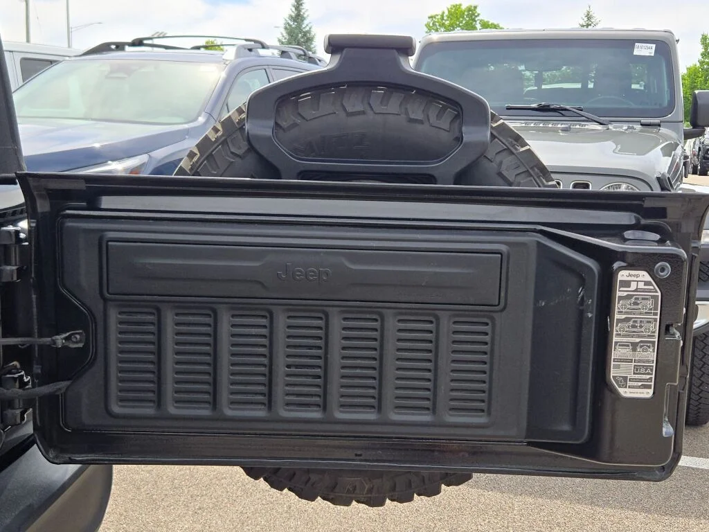 Used 2020 Black Jeep Unlimited Sport image 18