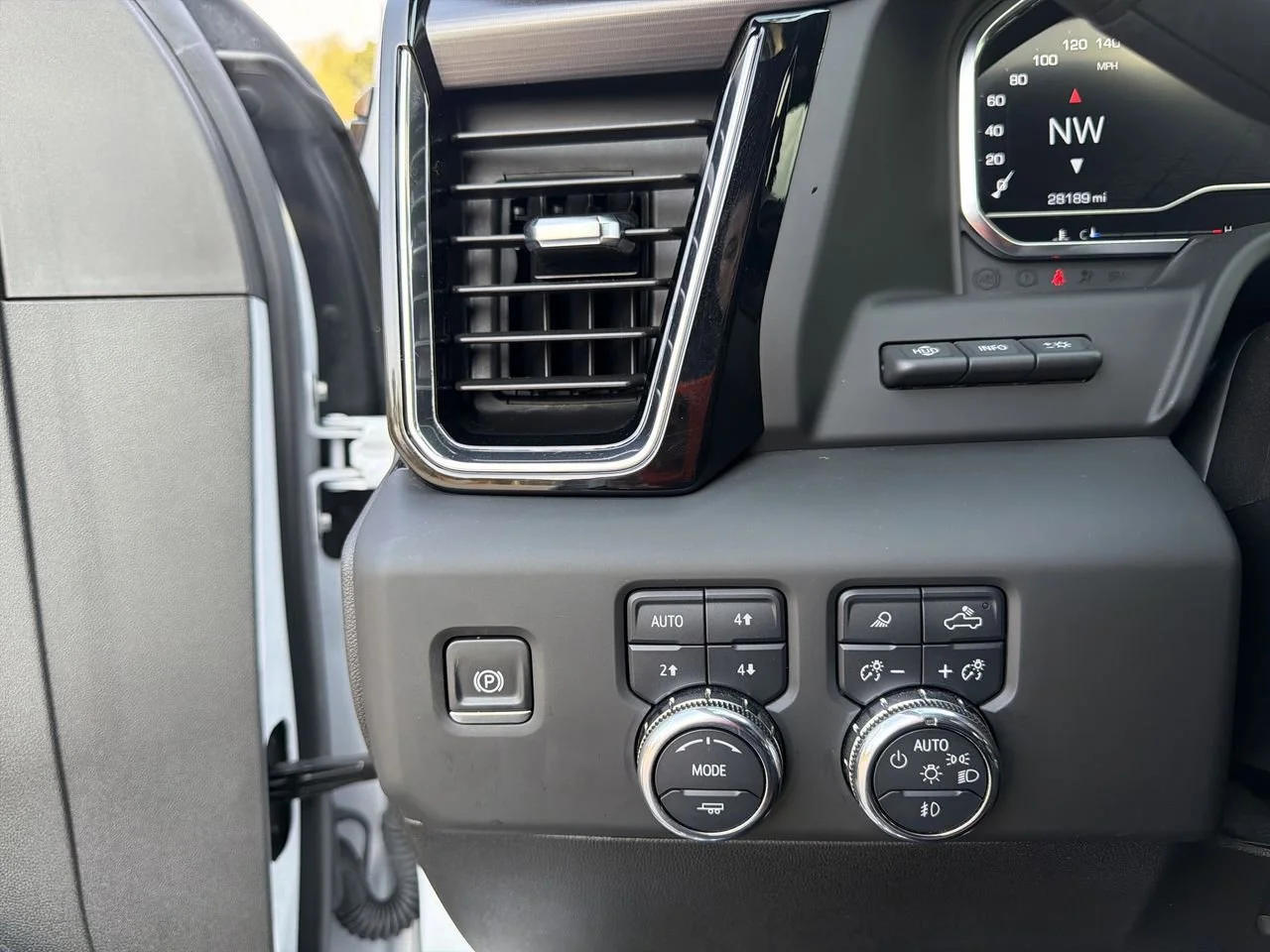 Used 2025 White Frost Tricoat GMC Denali Ultimate image 15