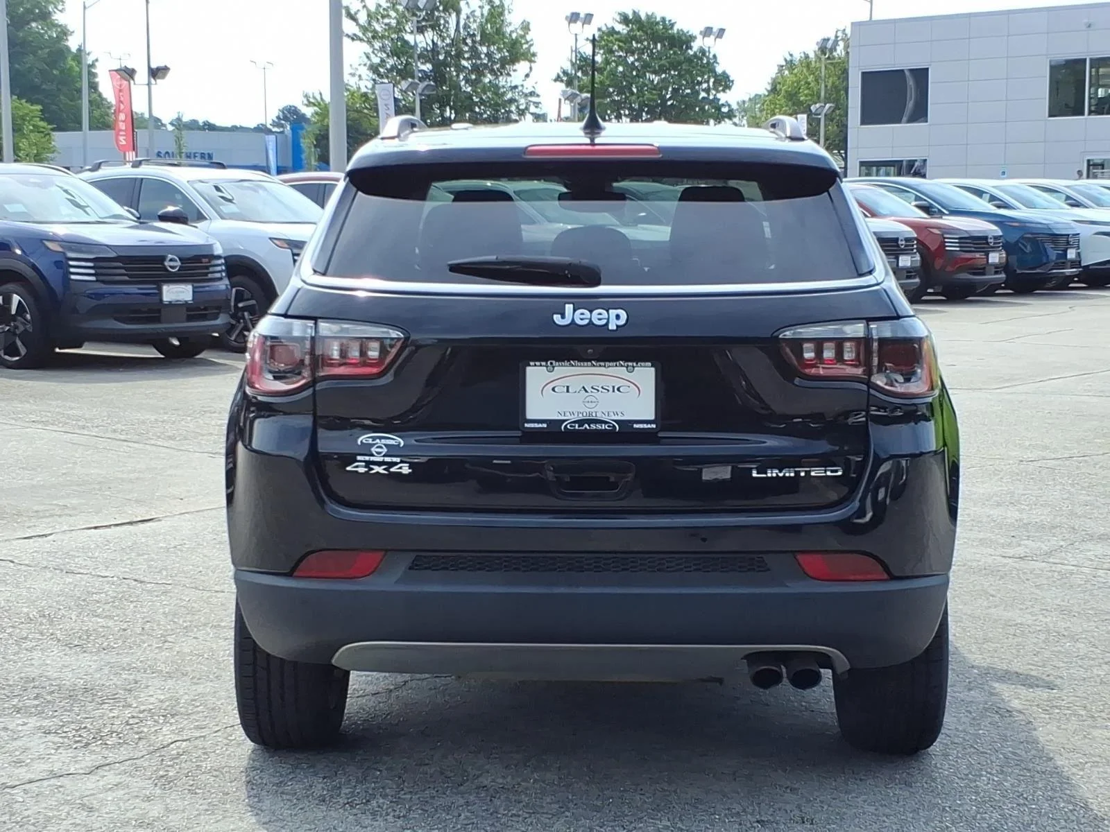 Used 2022 Diamond Black Crystal Pearlcoat Jeep Limited image 8