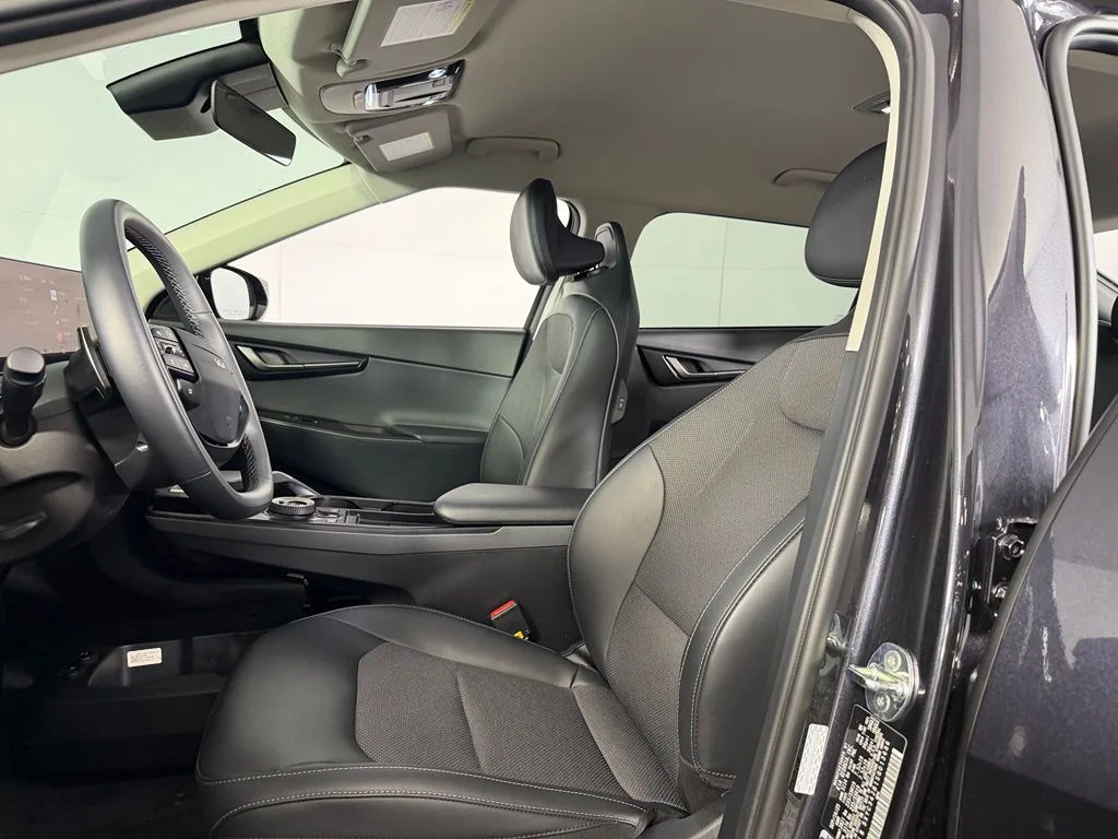 Certified Used 2025  Kia Light image 20
