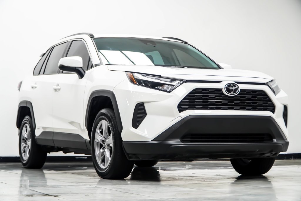 Used 2025 White Toyota XLE image 4