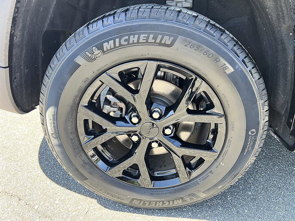 Used 2024 Silver Zynith Jeep Altitude image 11