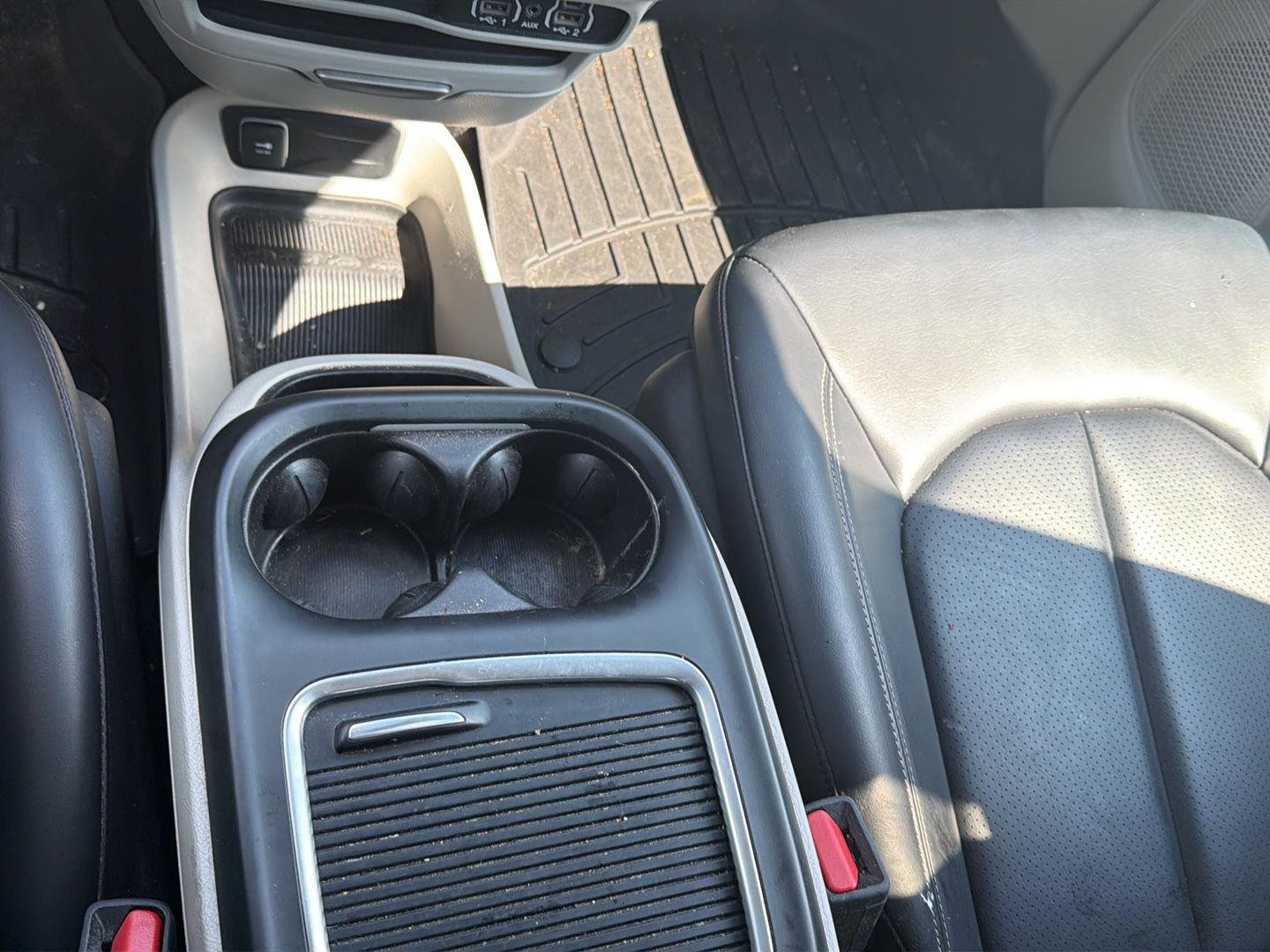 Used 2023 Brilliant Black Crystal Pearlcoat Chrysler Touring L image 20