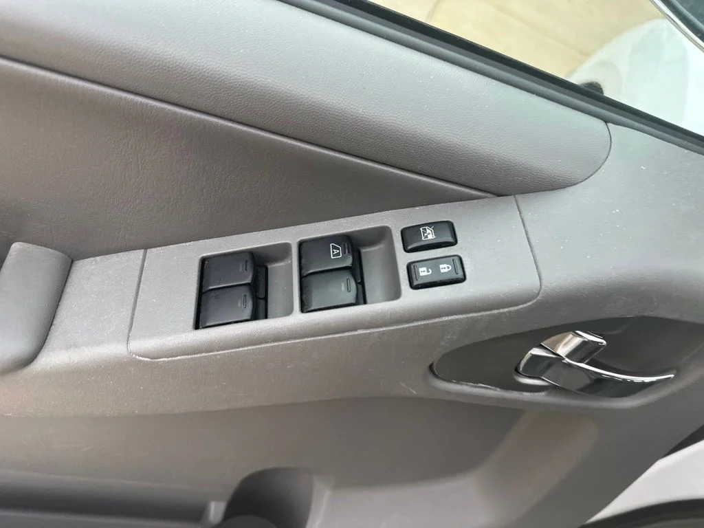 Used 2011 White Nissan SL image 7