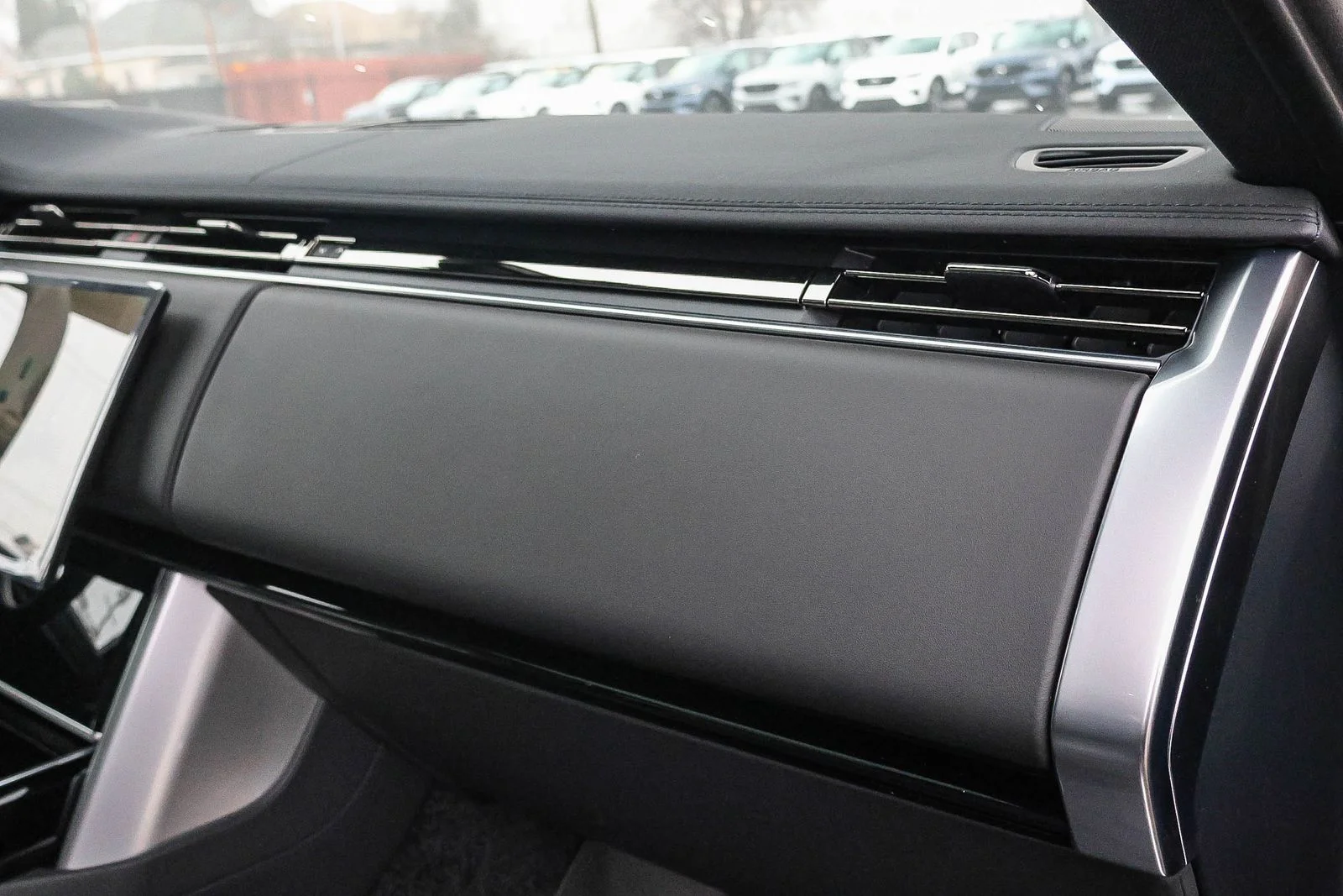 2025 Land Rover Range Rover SE - Photo 18