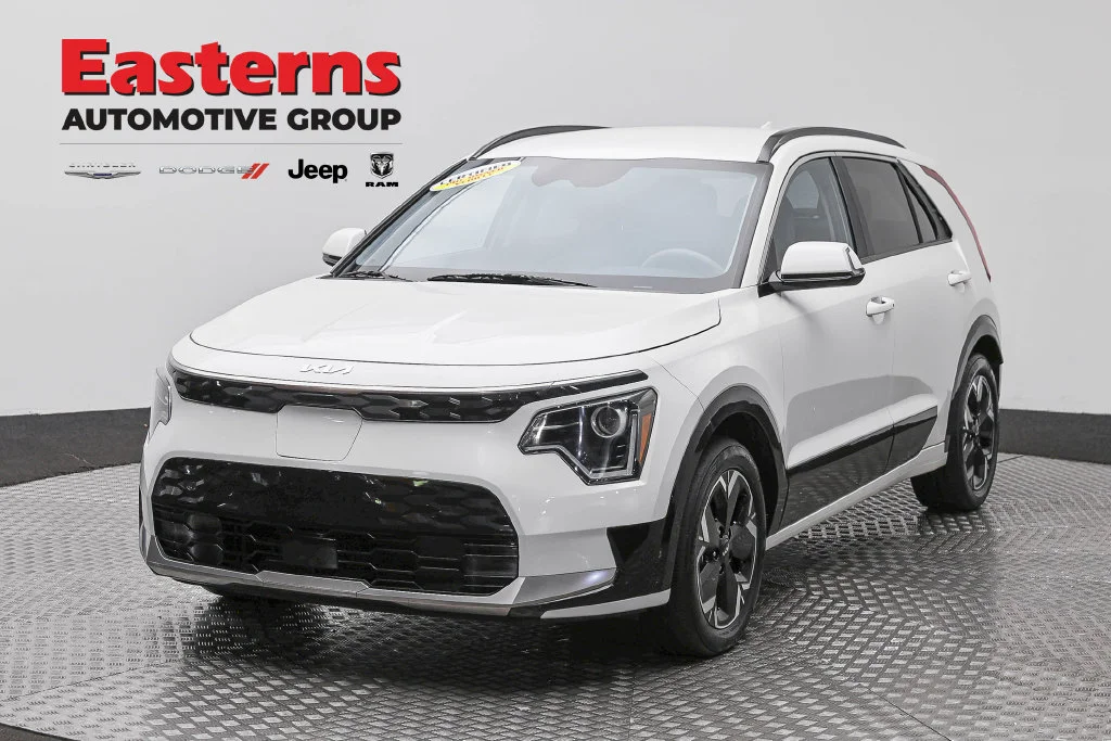 Used 2023 White Kia Wind image 1