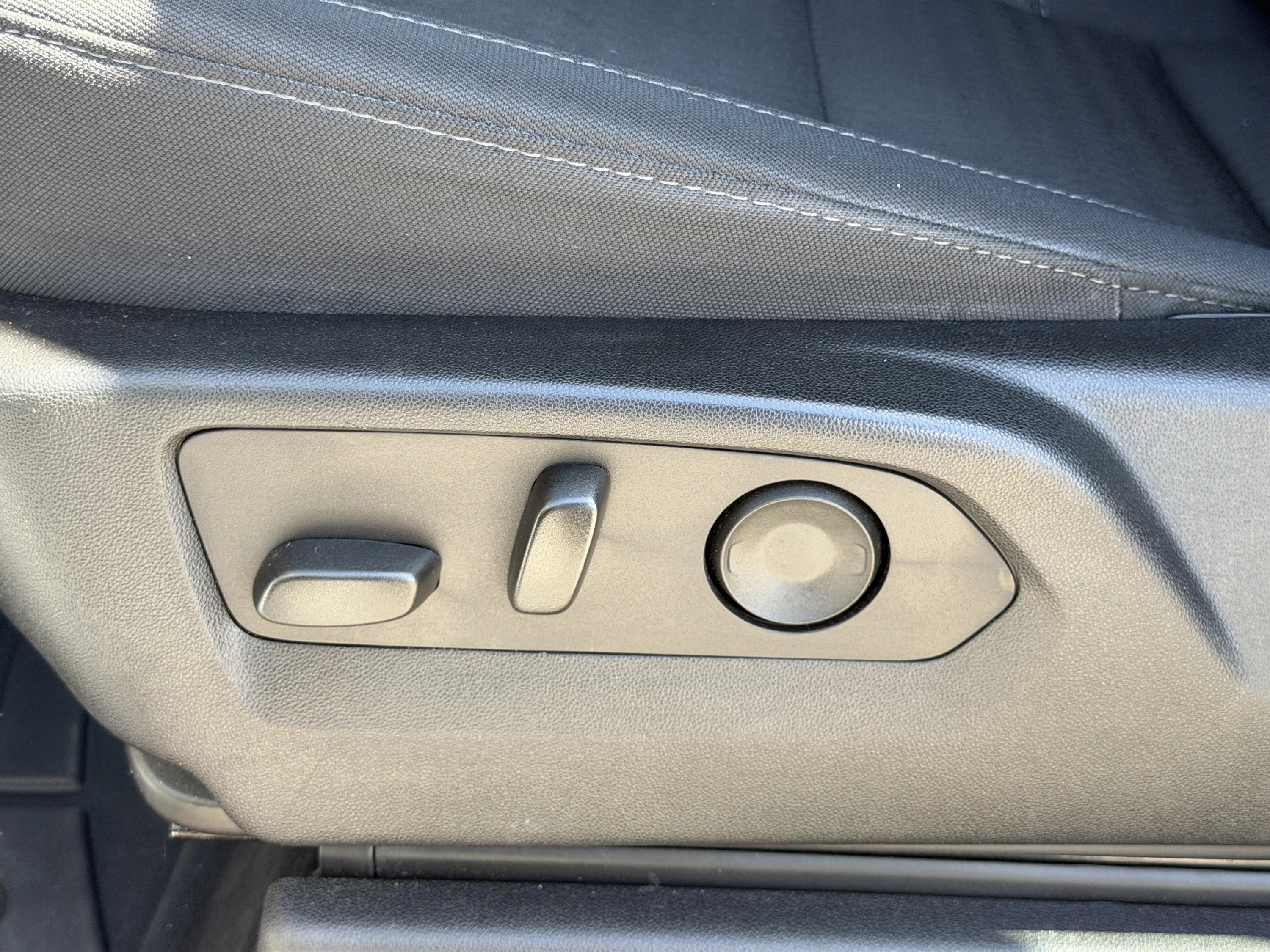 Used 2025 Summit White Chevrolet Custom image 25