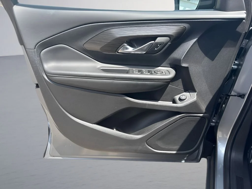 Used 2024 Silver GMC SLE image 27