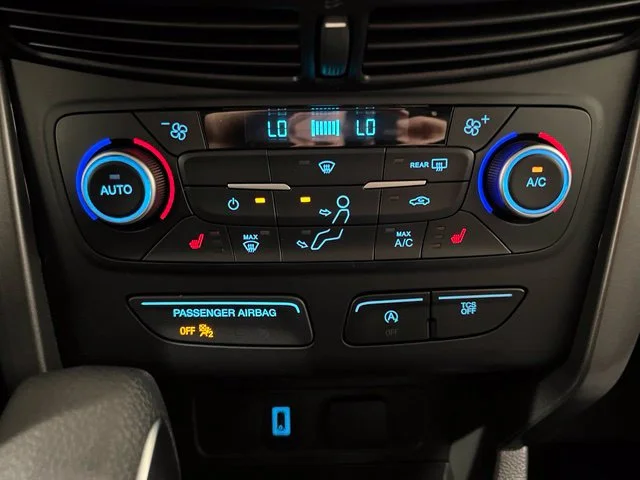 Used 2018 Blue Ford SE image 16