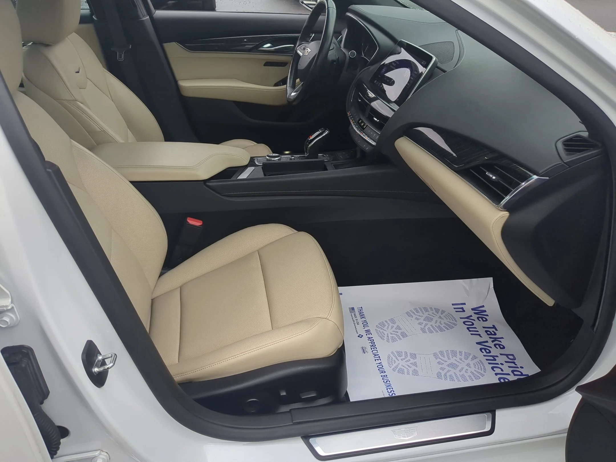 Used 2022 Crystal White Tricoat Cadillac Premium Luxury image 27