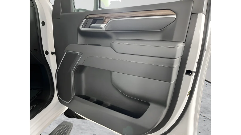 Used 2025 White Chevrolet LT image 15