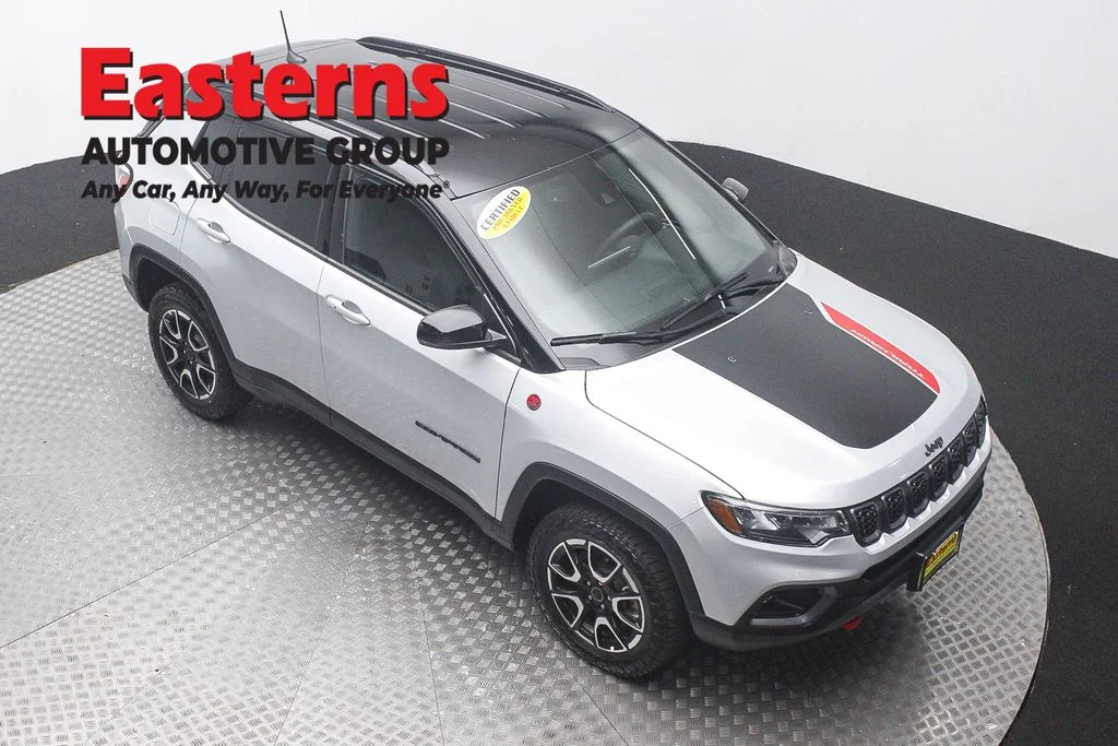Used 2025 Silver Jeep Trailhawk image 3