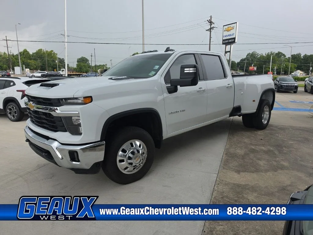 Used 2025 White Chevrolet LT image 4