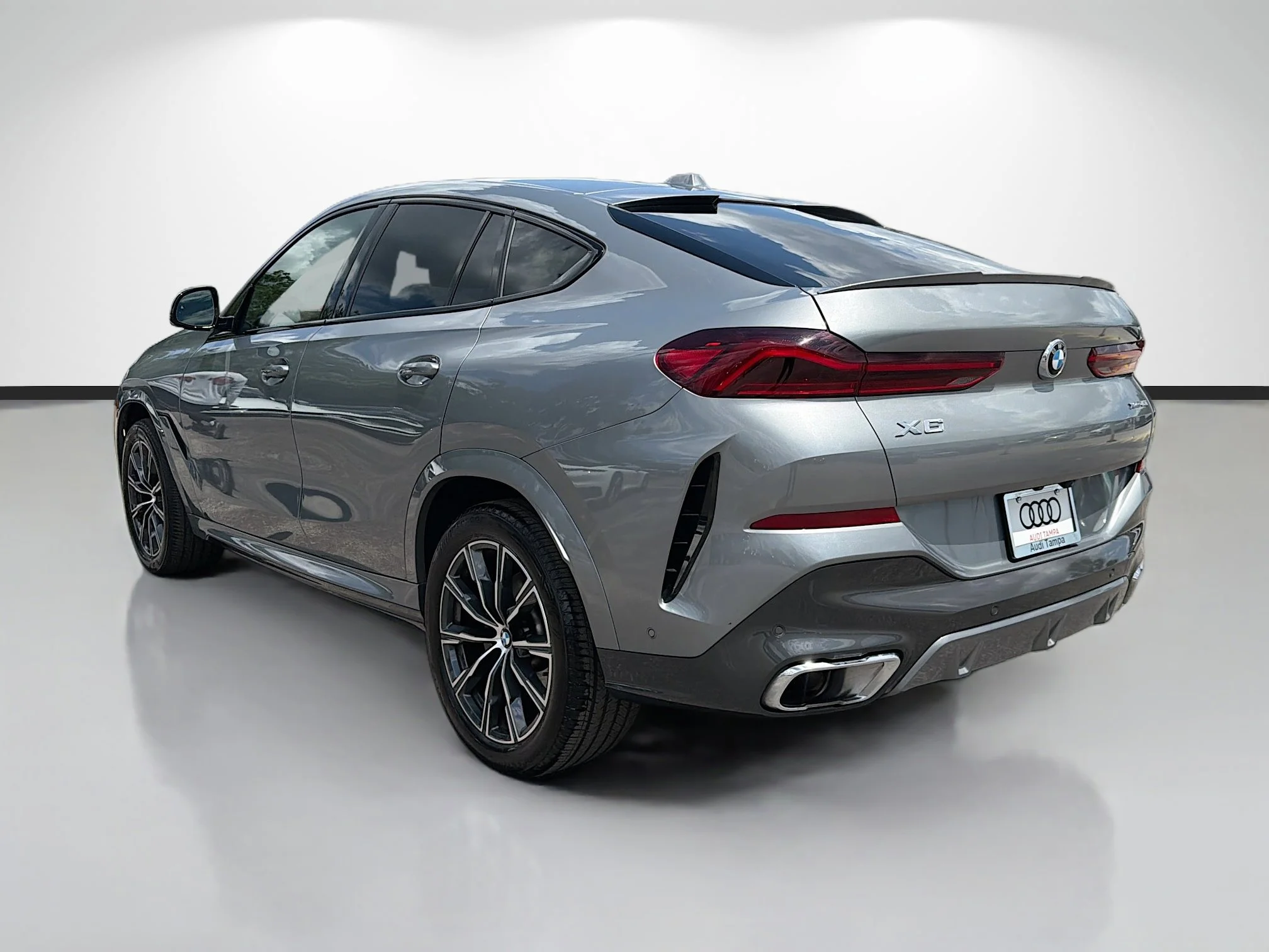 Used 2025 Dravit Gray Metallic BMW xDrive40i image 5