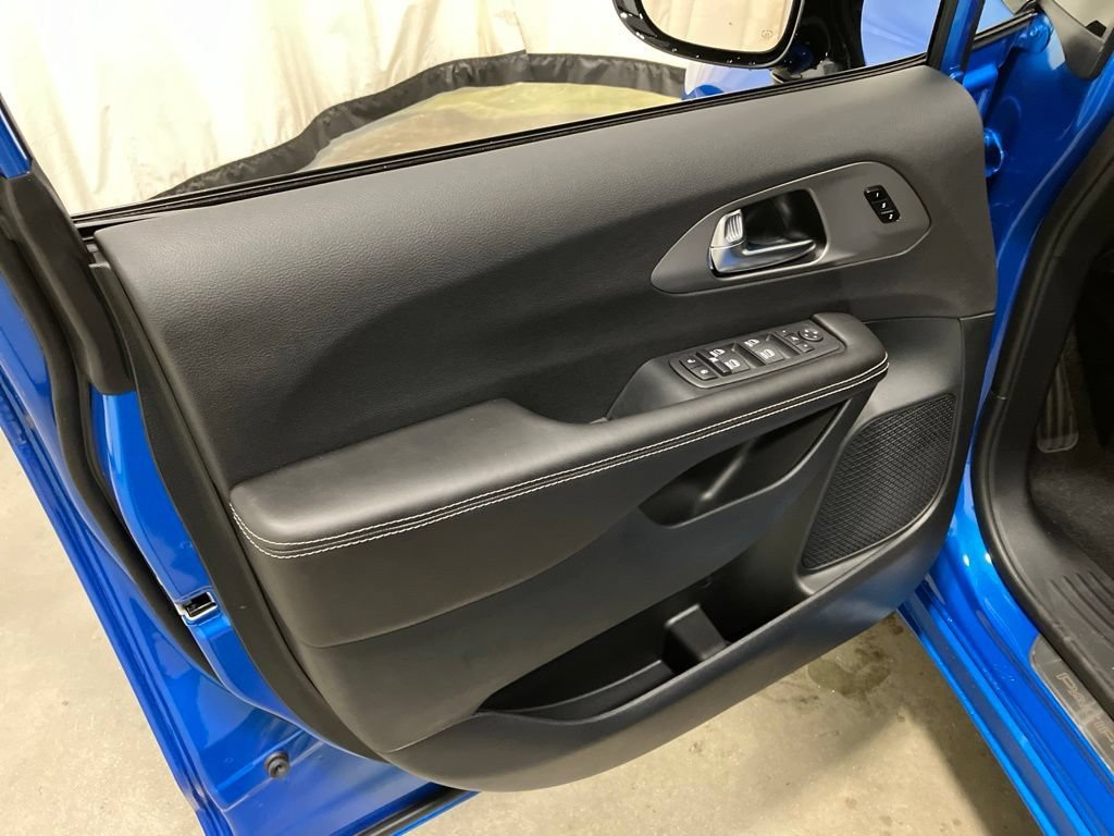 New 2027 Hydro Blue Pearl-Coat Exterior Paint Chrysler Limited image 12