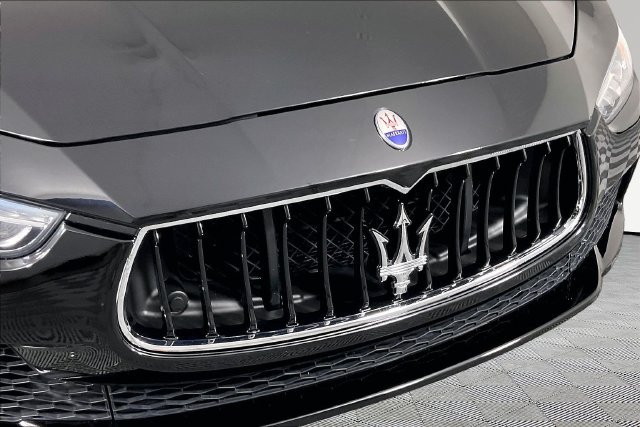 Used 2017  Maserati Base image 28