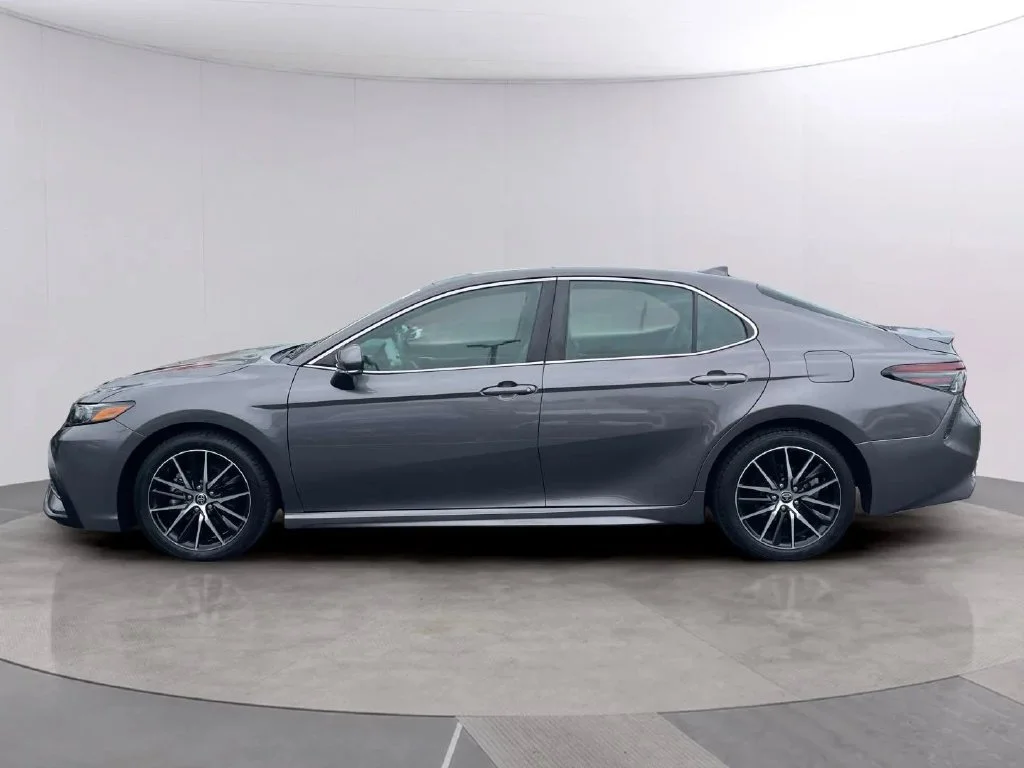 Used 2021 Toyota Camry SE with VIN 4T1T11AK5MU566875 for sale in Racine, WI