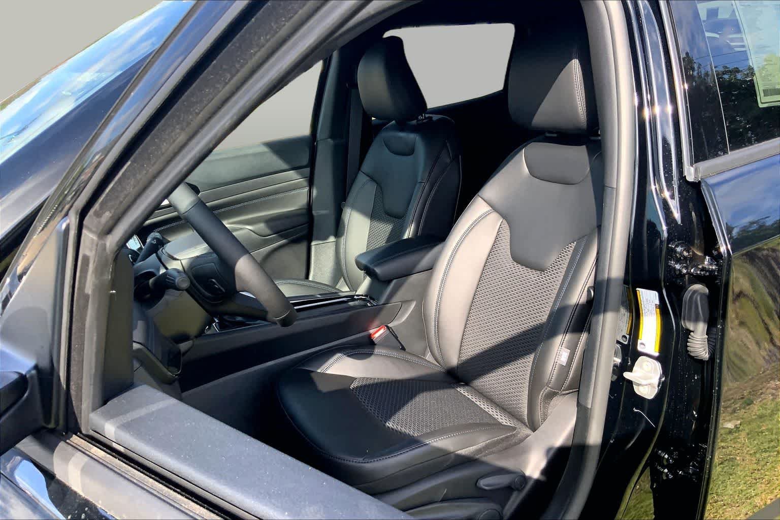 New 2026 Diamond Black Crystal Pearl-Coat Exterior Paint Jeep Latitude image 9