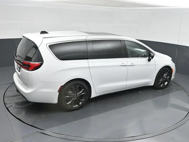 New 2026 Bright White Clear-Coat Exterior Paint Chrysler Limited image 36