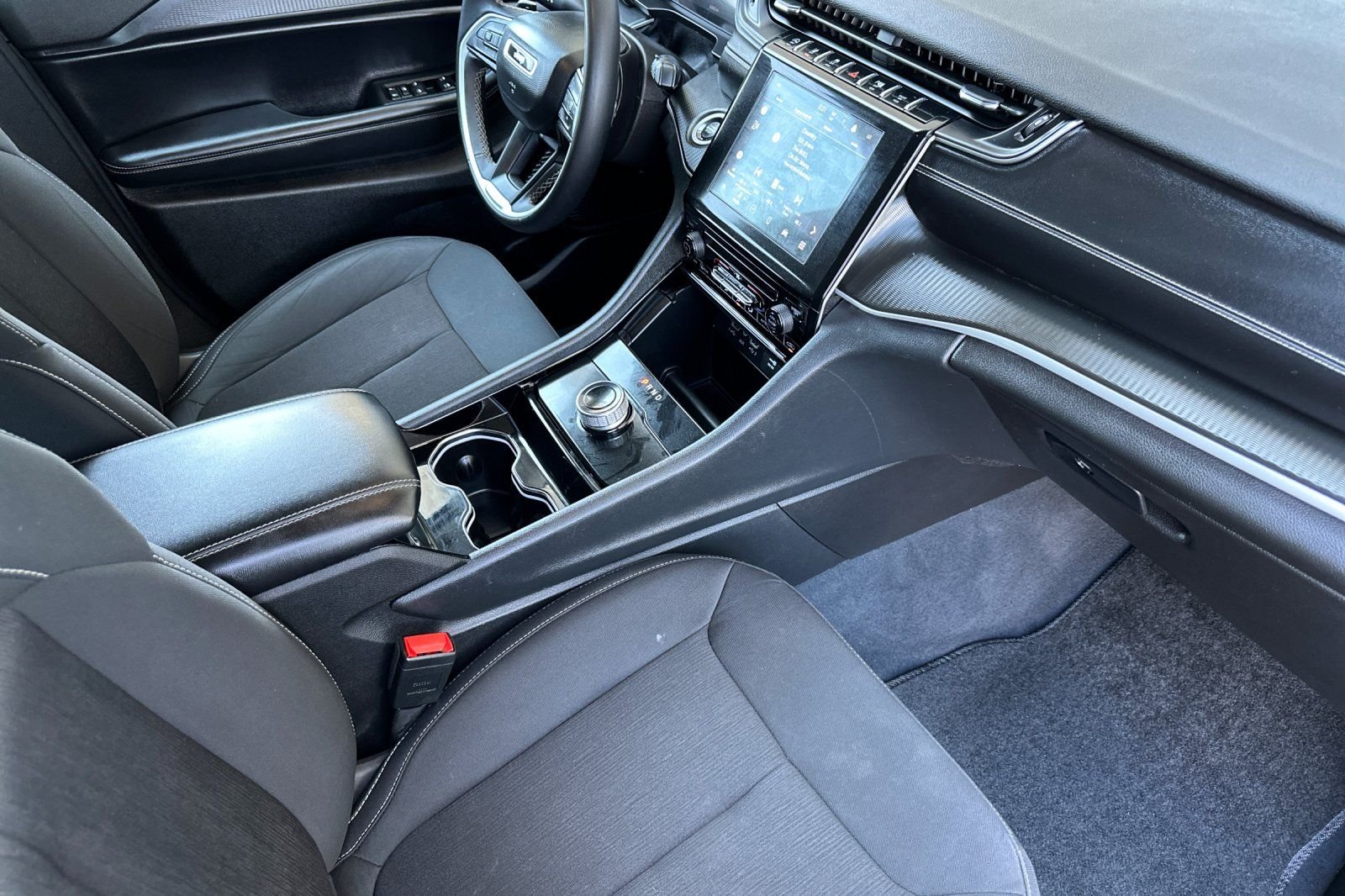 Used 2023 Silver Jeep Laredo image 16