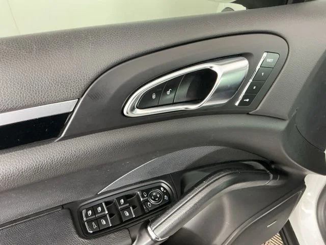 Used 2017  Porsche  image 13