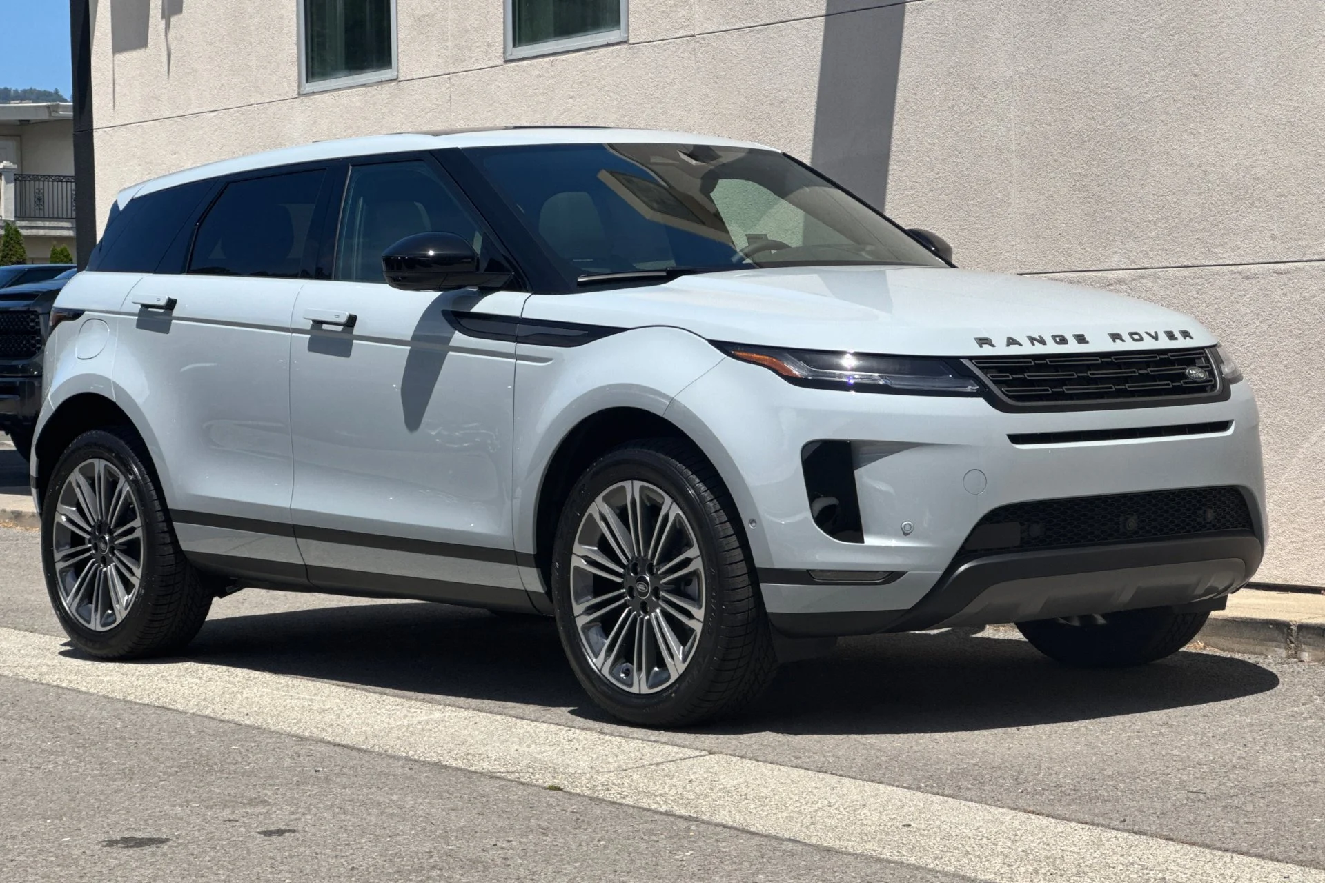New 2026 ARROIOS GREY Land Rover Core S image 9