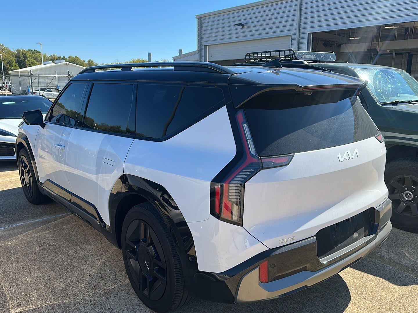 Used 2026 Glacial White Pearl/Ebony Black Roof Kia GT-Line image 5