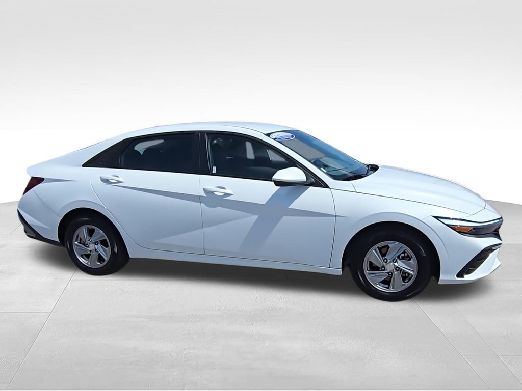 Used 2025 White Hyundai SE image 3