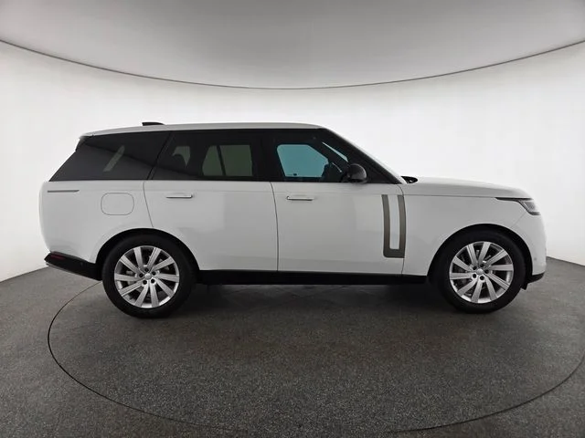 Used 2024  Land Rover SE image 6