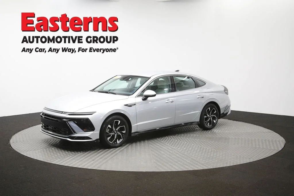 Used 2025 Silver Hyundai SEL image 57