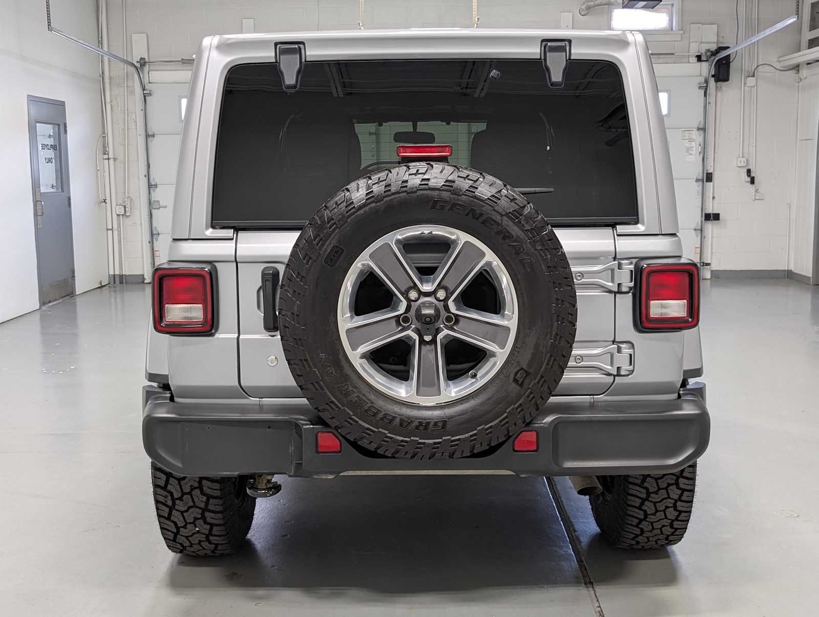 Used 2020 Billet Silver Metallic Clearcoat Jeep Sahara image 9