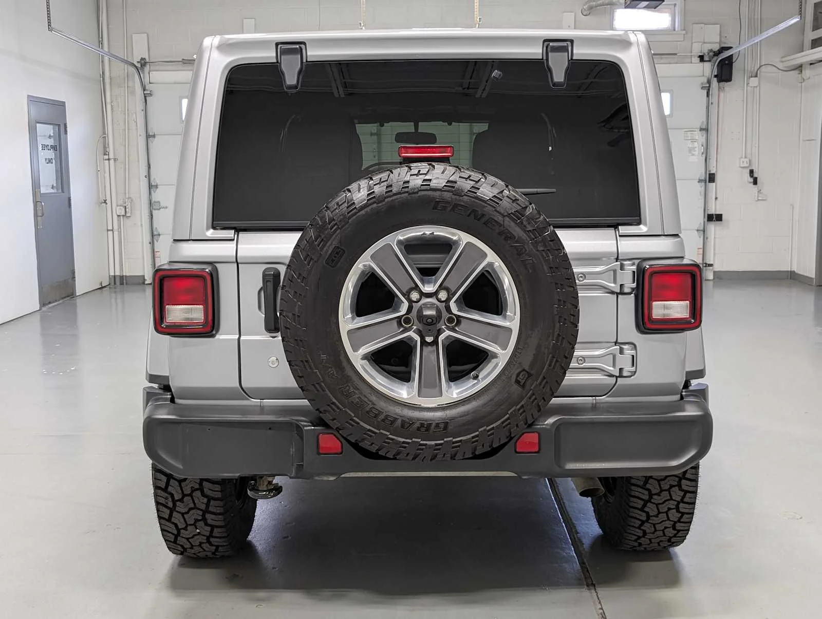 Used 2020 Billet Silver Metallic Clearcoat Jeep Sahara image 9