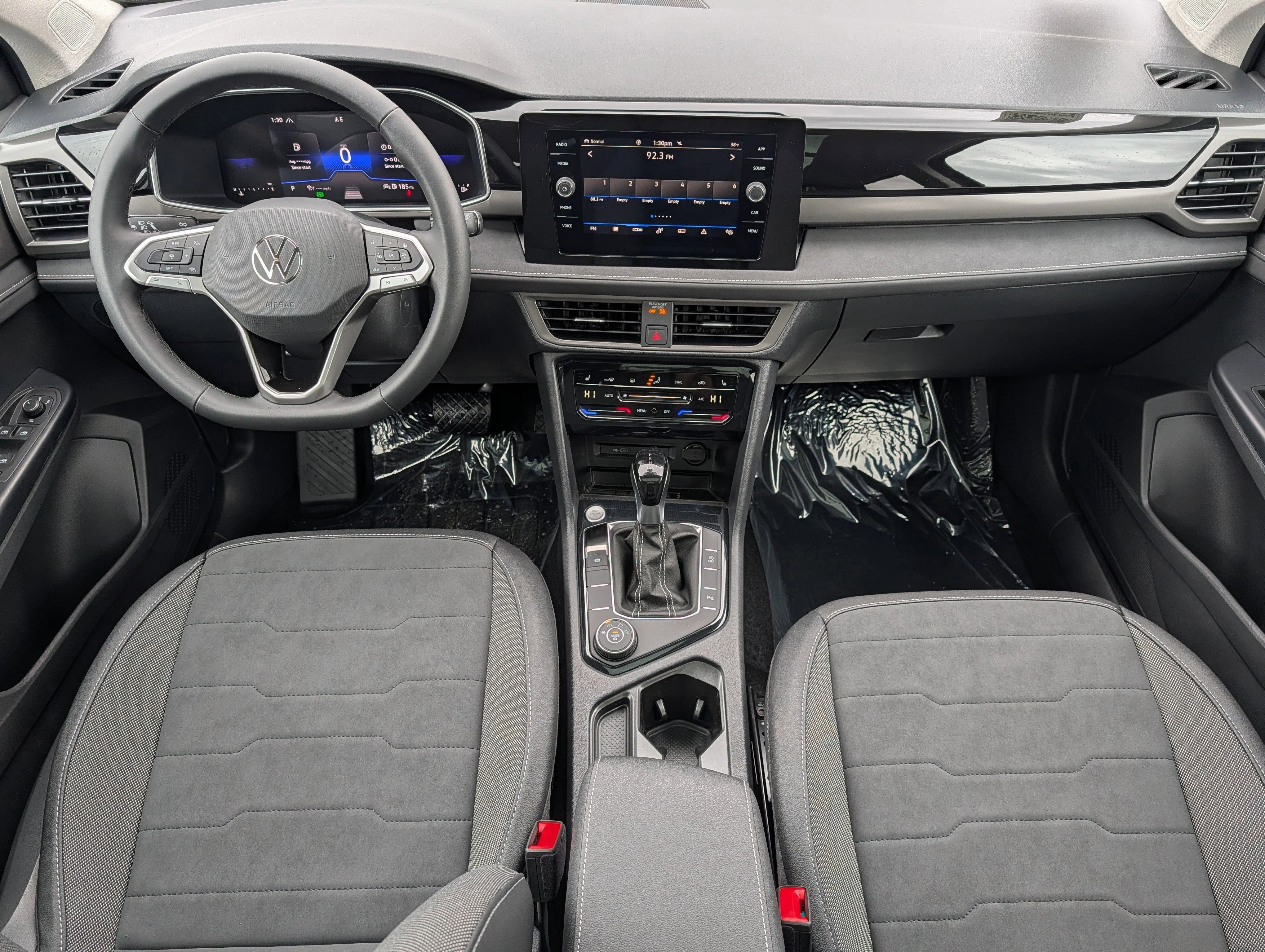 New 2026 Pure White w/Deep Black Roof Volkswagen SE Black image 9