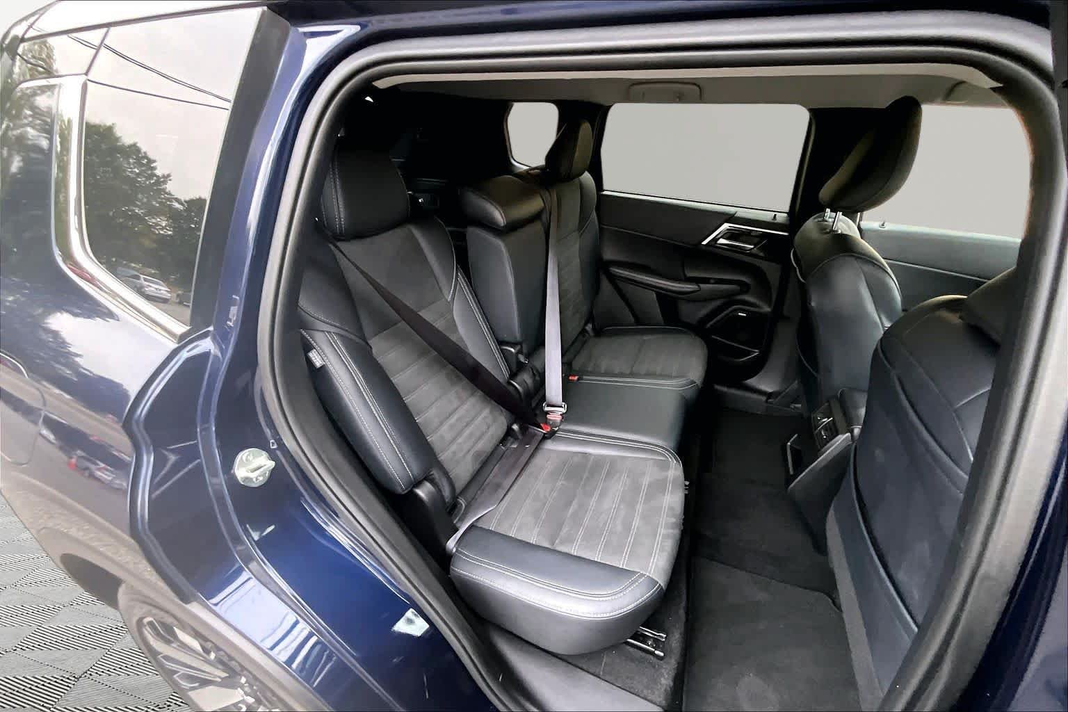 Used 2025 Cosmic Blue Metallic Mitsubishi SE image 20