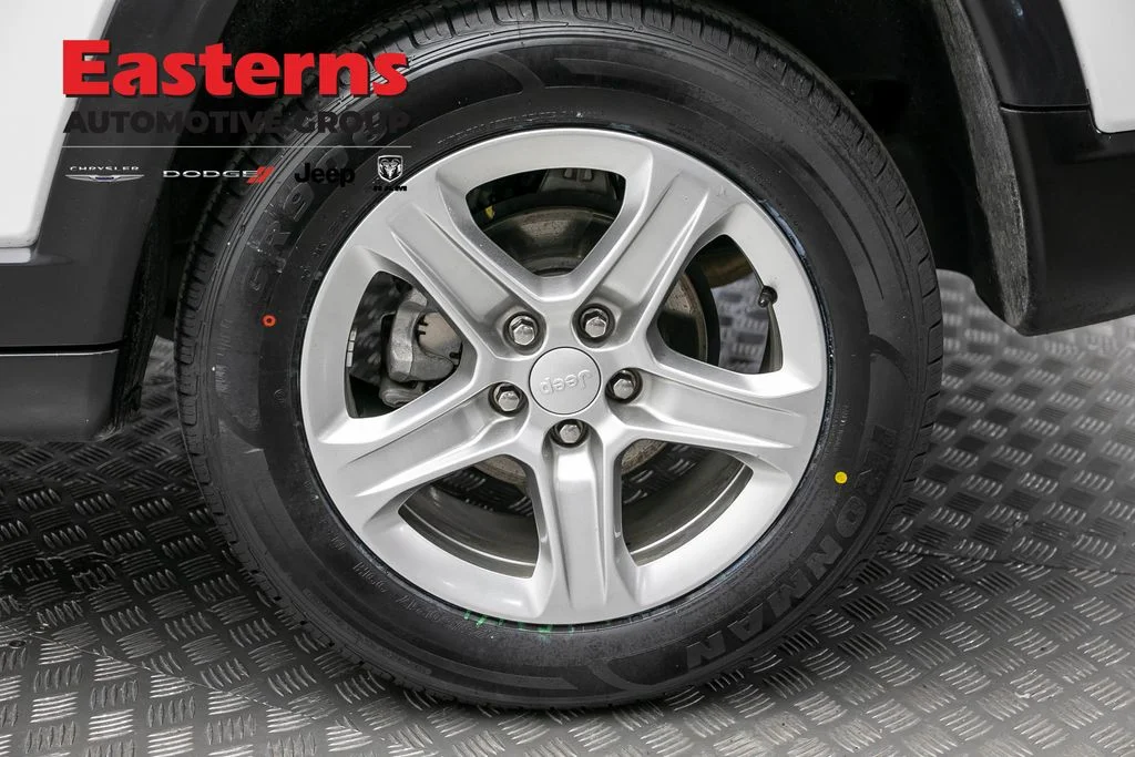 Certified Used 2024 White Jeep Latitude image 10