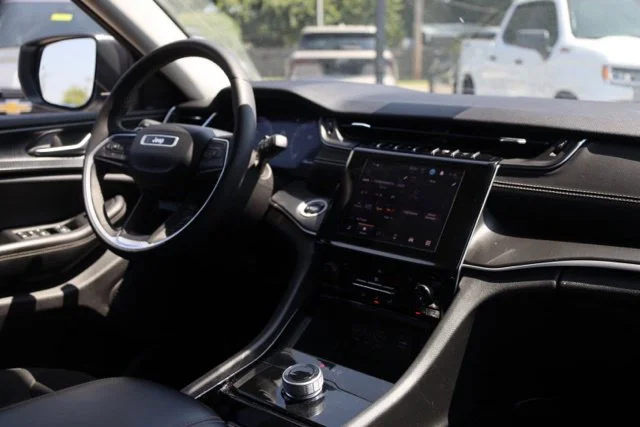 Used 2023 White Jeep Laredo image 37