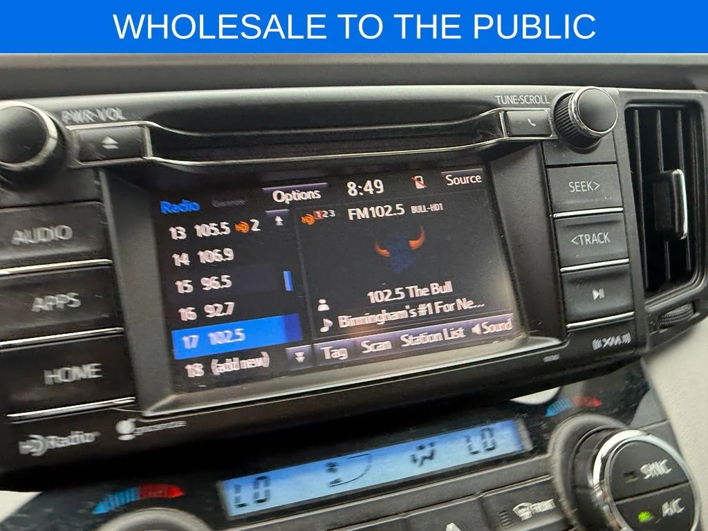 Used 2018 Silver Toyota XLE image 12