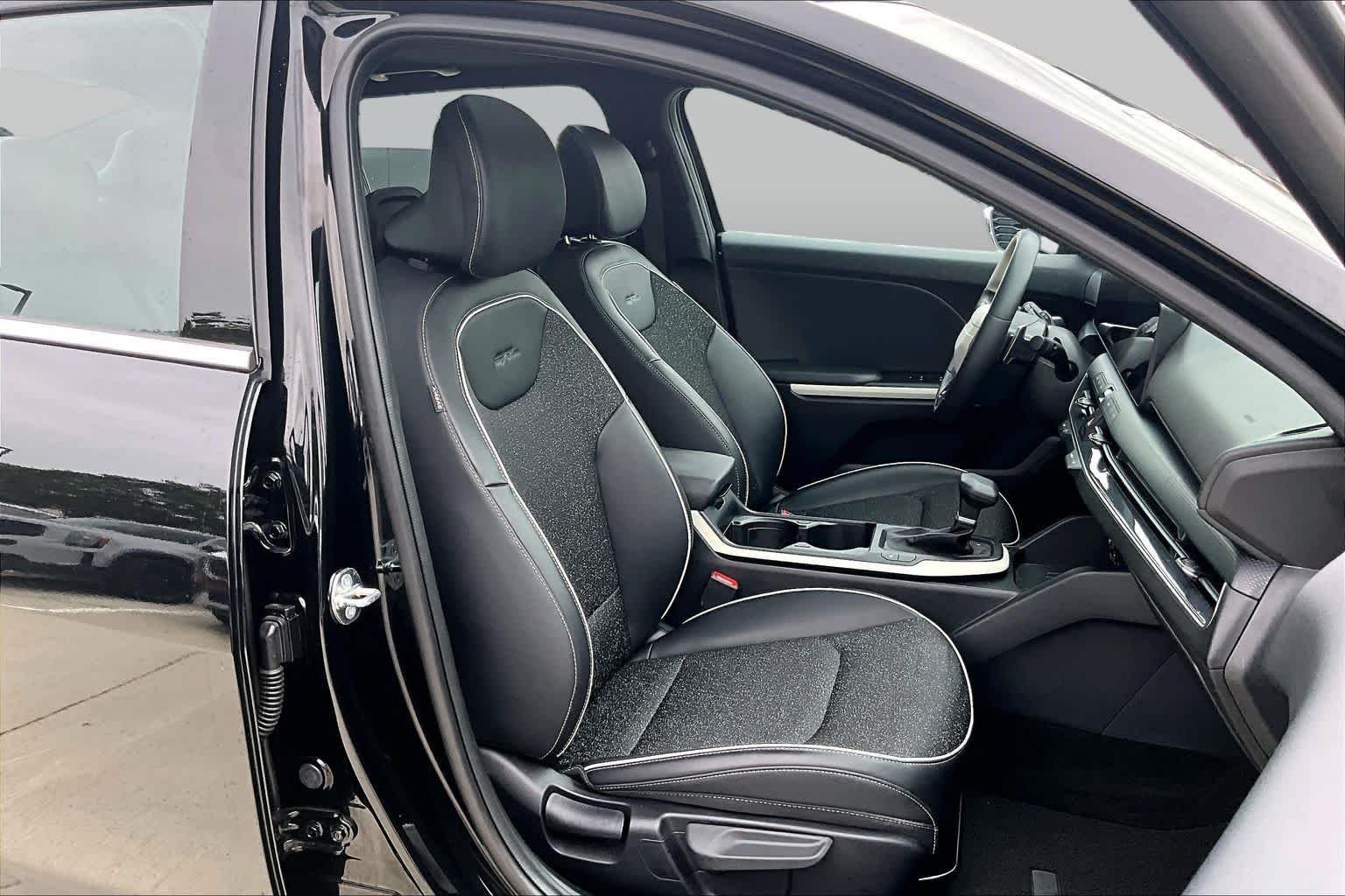 Used 2025 Aurora Black Pearl Kia GT-Line image 17