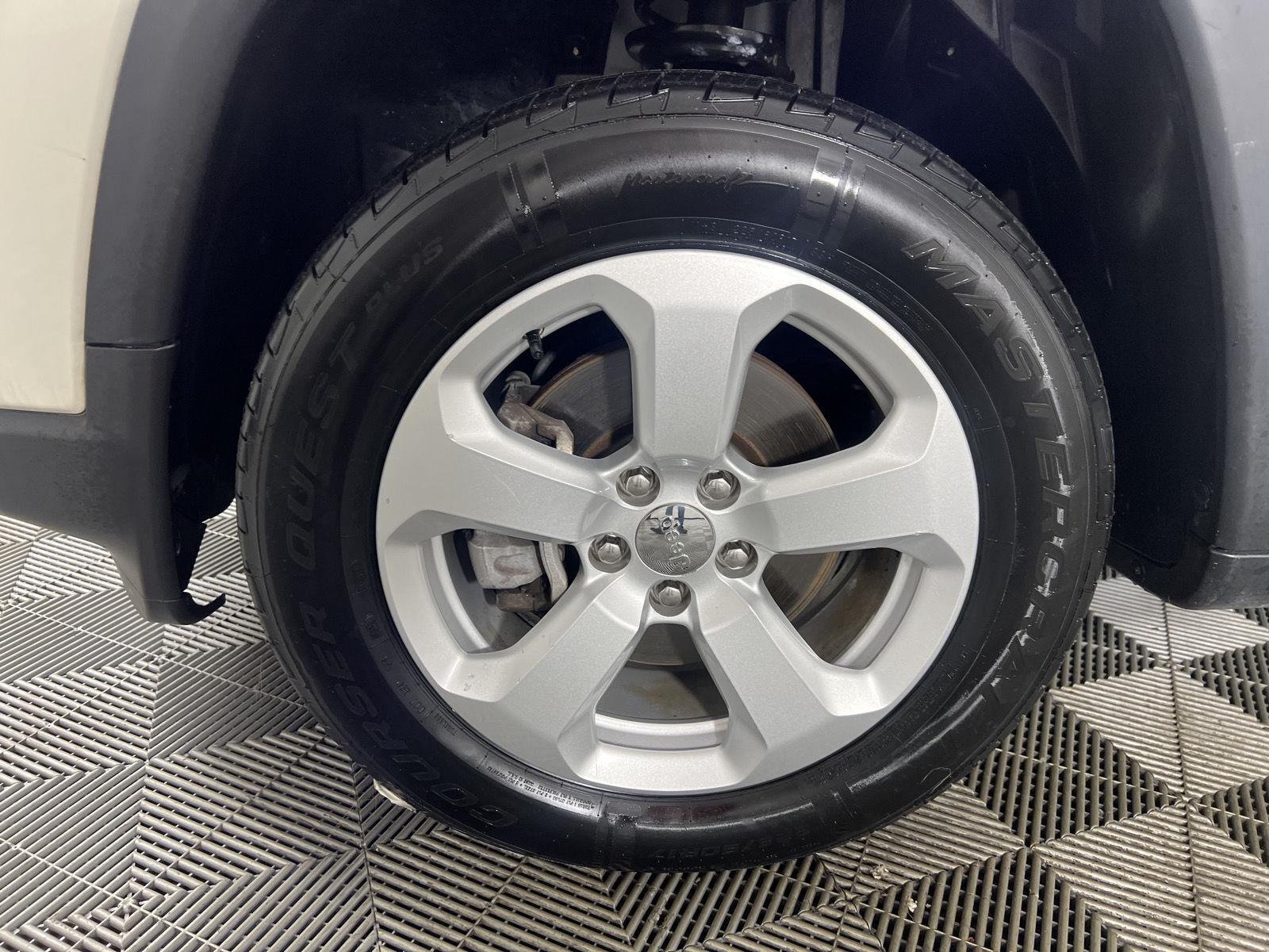 Used 2021 White Clearcoat Jeep Latitude image 10