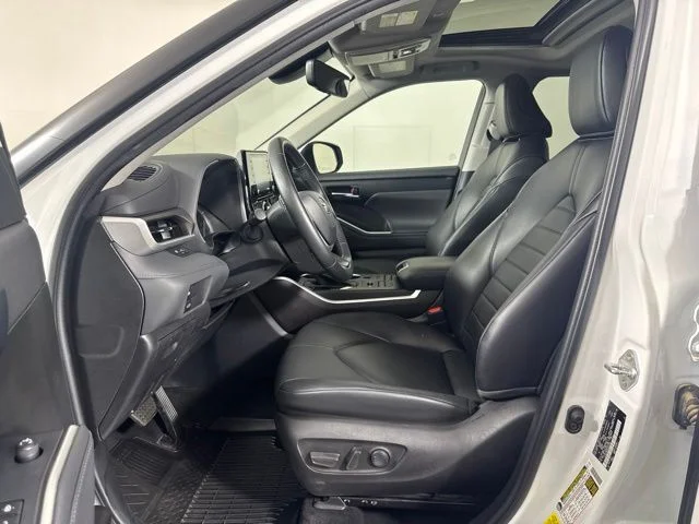 Used 2022 Pearl Toyota XLE image 11