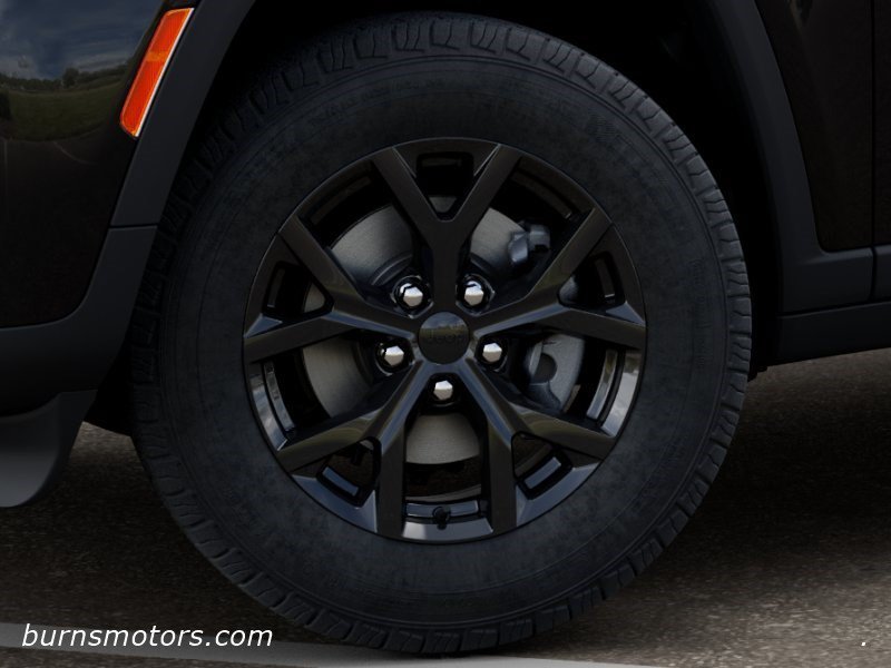 New 2026 Diamond Black Crystal Pearl-Coat Exterior Paint Jeep Laredo Altitude image 8