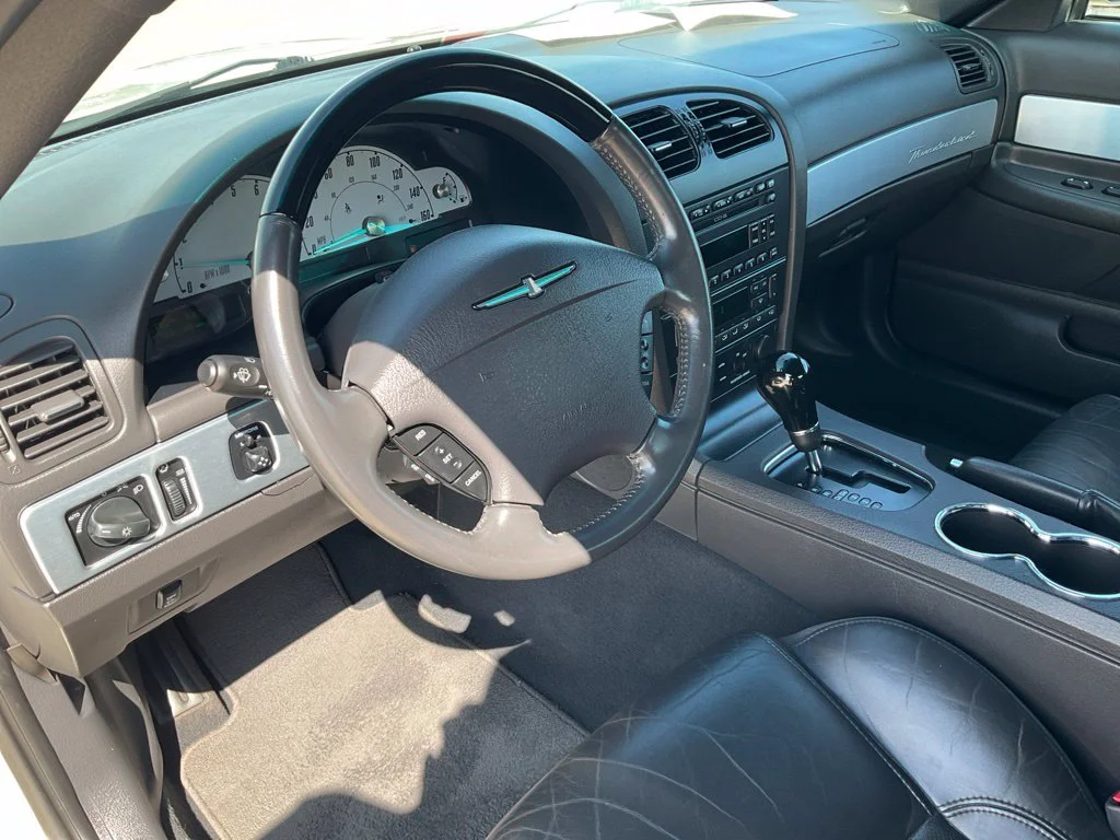 Used 2002 White Ford Base image 3
