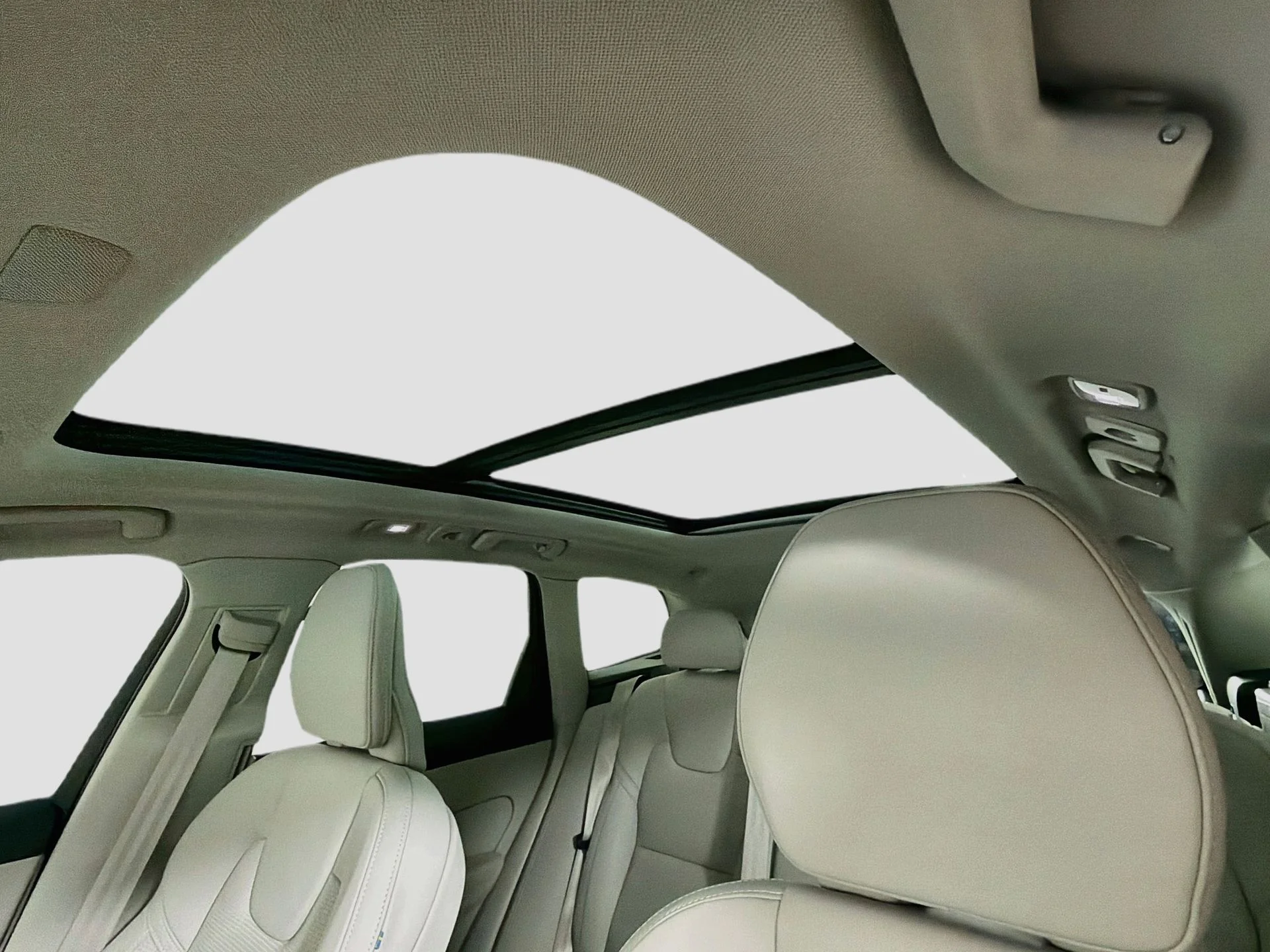 Certified Used 2024 Fusion Red Volvo Ultimate image 24