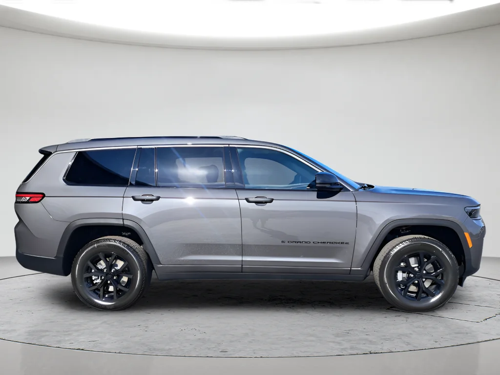 New 2026 Baltic Gray Metallic Clearcoat Jeep Altitude image 2