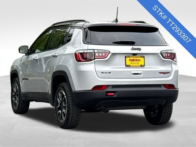New 2026 Silver Zynith Metallic Clear-Coat Exterior Paint Jeep Trailhawk image 4