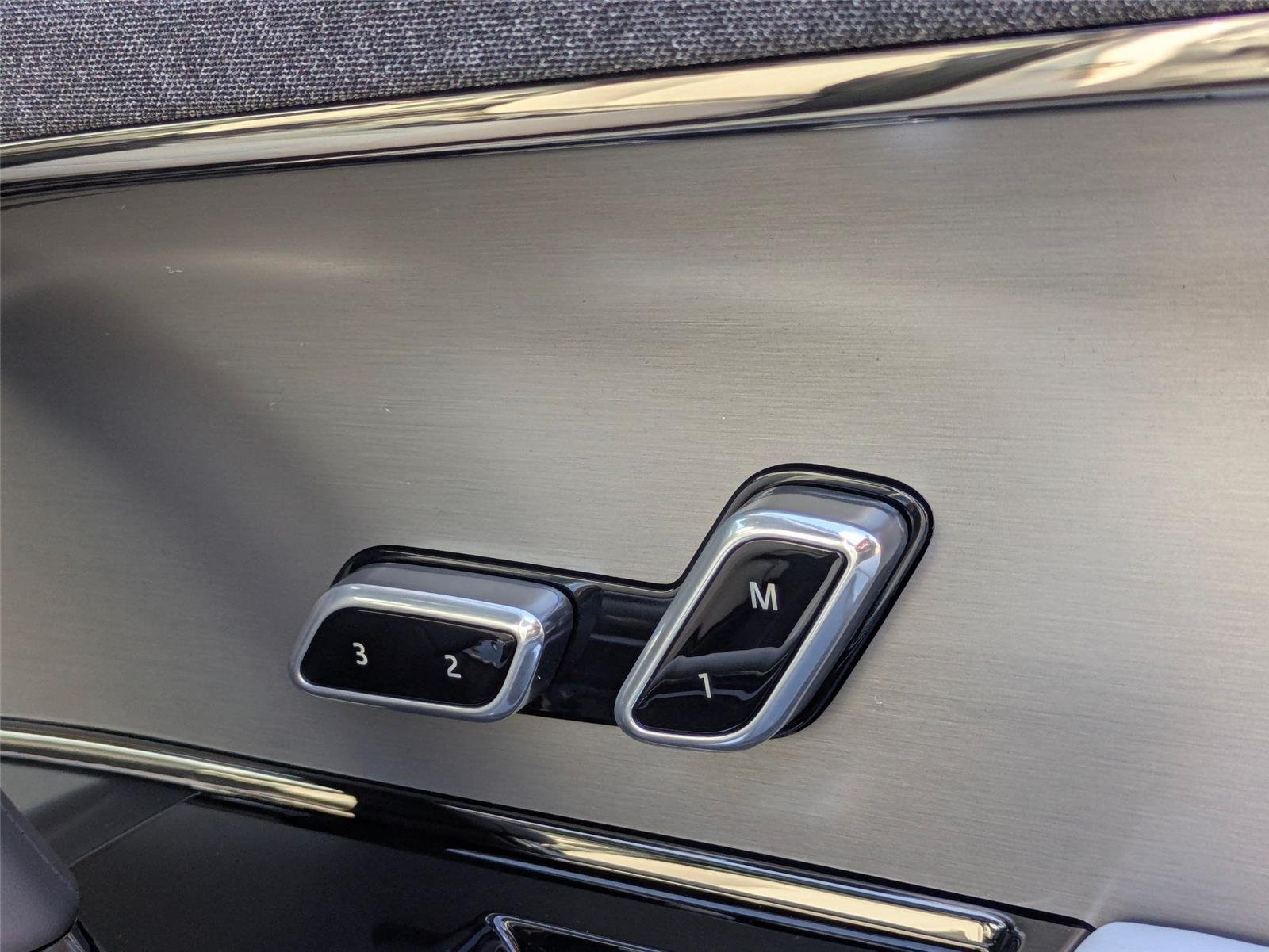 New 2026 Fuji White Land Rover SE image 36