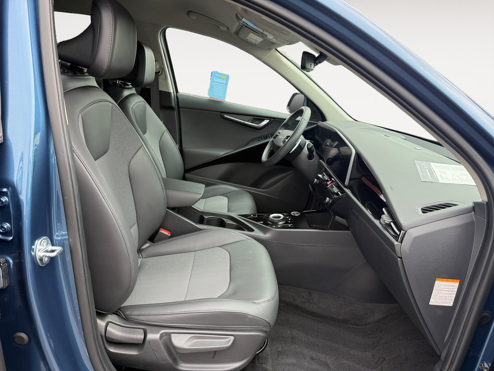Used 2024 Mineral Blue Kia Wind image 19