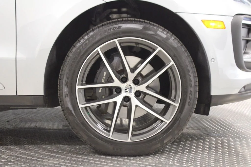 Used 2025  Porsche  image 14